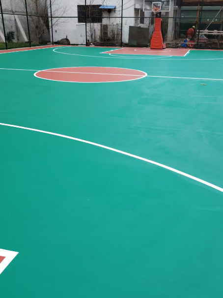 高安 球场长期使用易出现地面开裂